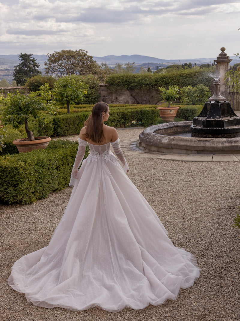 Elegant & Modern A-Line Boho Wedding Dresses Sweetehart Sleeveless Appliqued Court Train Tulle Bridal Gowns Custom With Detachable Long Sleeves