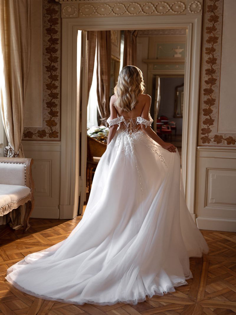 Modern & Elegant A-Line Wedding Dresses Sweetheart Appliqued Cap Sleeves Tulle Sweep Train Bridal Gowns With Slit