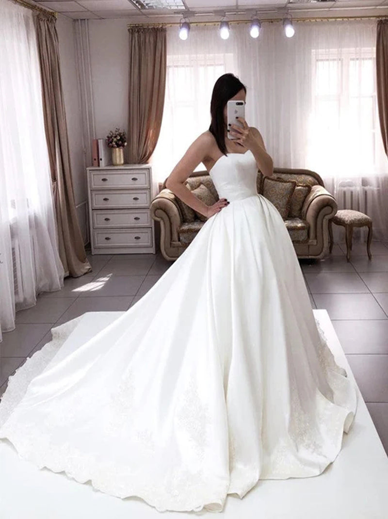 Elegant Ball Gown Wedding Dresses Strapless Sleeveless Pleated Covered Buttons Court Train Satin Bridal Gowns Custom Made