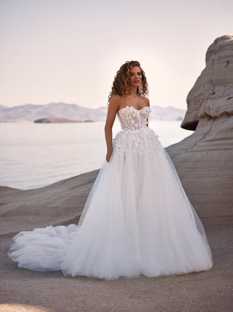 Elegant & Modern A-Line Boho Wedding Dresses Sweetehart Appliqued Court Train Tulle Bridal Gowns Custom With Detachable Long Sleeves