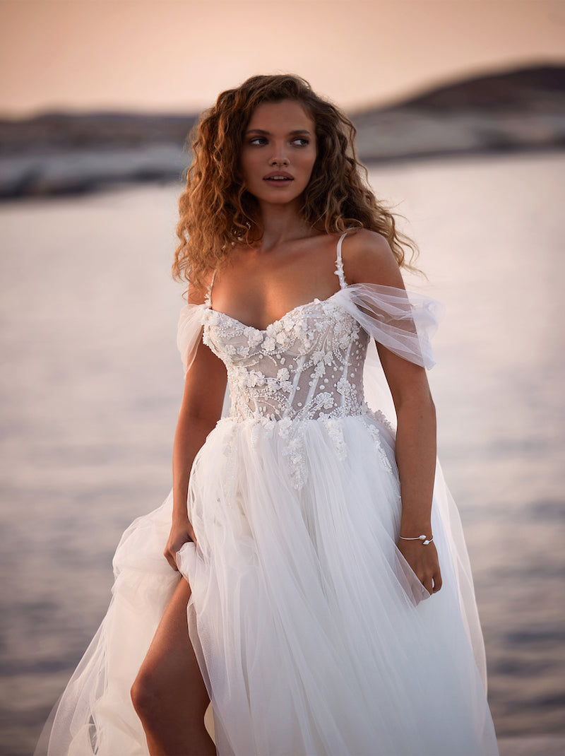 Elegant & Modern A-Line Boho Wedding Dresses Spaghetti Sequins Appliqued Court Train Tulle Bridal Gowns Custom Made