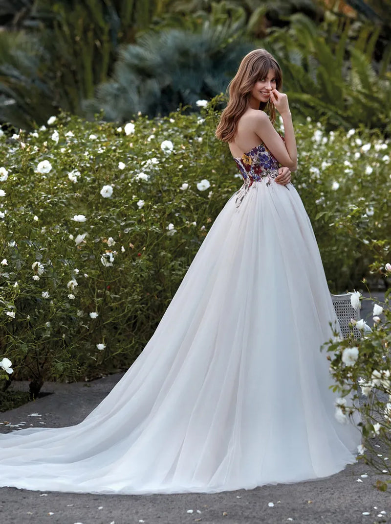 Charming & Elegant A-Line Wedding Dresses Sweetheart Pleated Appliqued Sleeveless Tulle Sweep Train Bridal Gowns