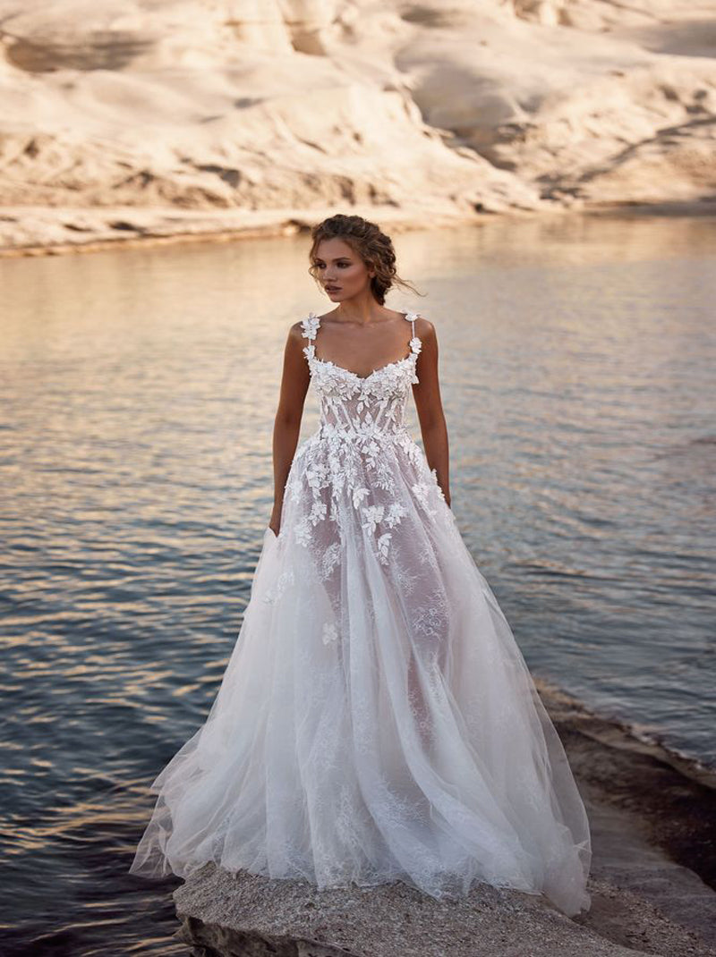 Classic A-Line Beach Wedding Dresses Spaghetti Appliqued Beads Sleeveless Tulle Sweep Train Bridal Gowns