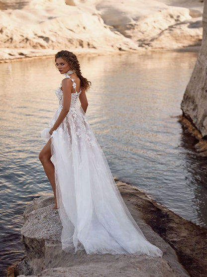 Classic A-Line Beach Wedding Dresses Spaghetti Appliqued Beads Sleeveless Tulle Sweep Train Bridal Gowns