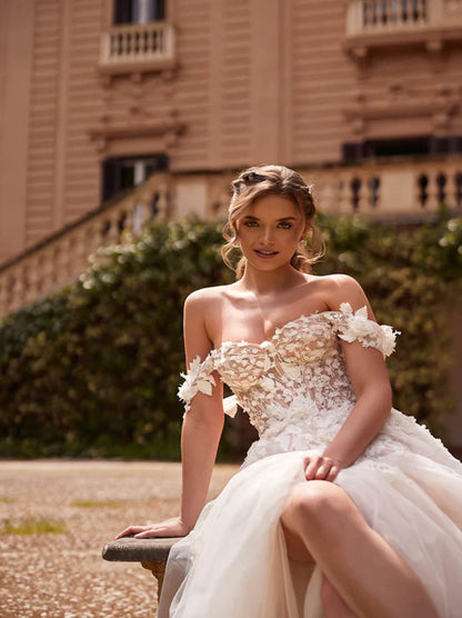 Modern & Elegant A-Line Wedding Dresses Sweetheart Appliqued Cap Sleeves Tulle Sweep Train Bridal Gowns With Slit