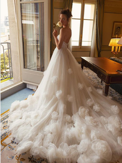 Simple & Elegant Ball Gown Boho Wedding Dresses Sweetehart Pleated Handmade Flowers Tulle Court Train Bridal Gowns