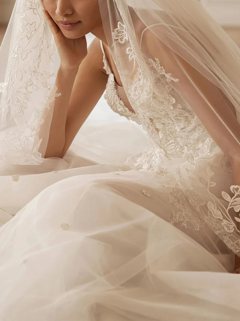 Modern A-Line Beach Wedding Dresses Spaghetti Appliqued Beads Tulle Sweep Train Bridal Gowns With Slit