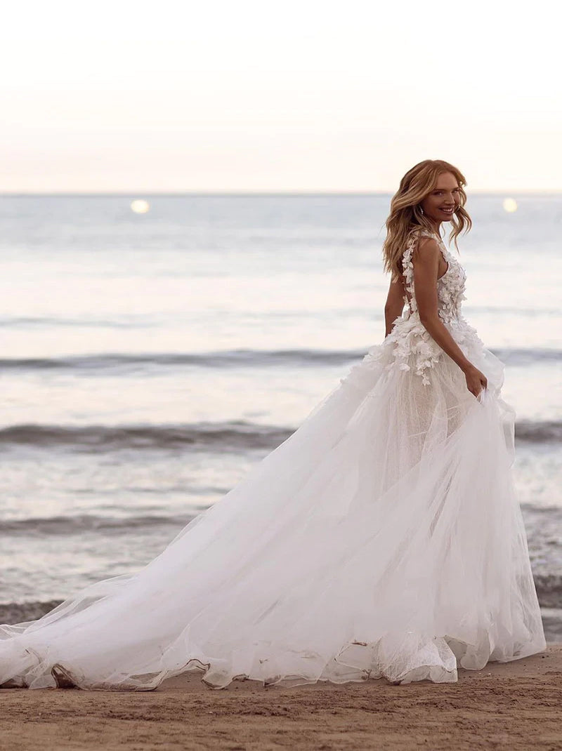 Modern A-Line Beach Wedding Dresses Spaghetti Appliqued Beads Tulle Sweep Train Bridal Gowns With Slit