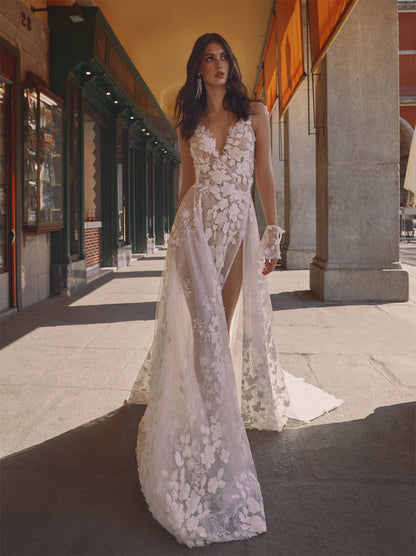 Charming & Elegant A-Line Wedding Dresses V-Neck Appliqued Tulle Sweep Train Bridal Gowns With Slit