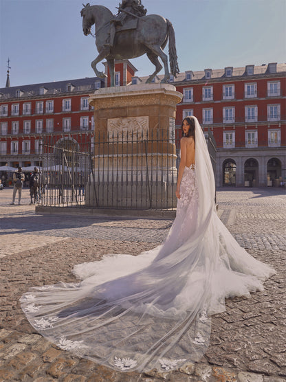 Gorgeous & Elegant A-Line Wedding Dresses V-Neck Appliqued Tulle Sweep Train Bridal Gowns With Slit