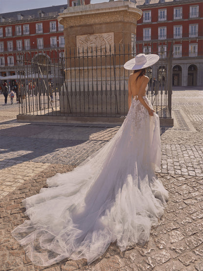 Gorgeous & Elegant A-Line Wedding Dresses V-Neck Appliqued Tulle Sweep Train Bridal Gowns With Slit