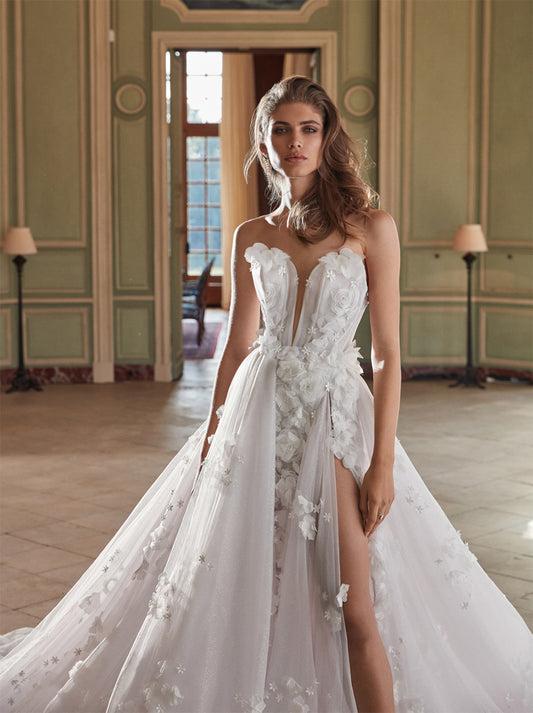 Elegant & Luxurious A-Line Wedding Dresses Sweetheart Appliqued Sleeveless Tulle Court Train Bridal Gowns With Slit