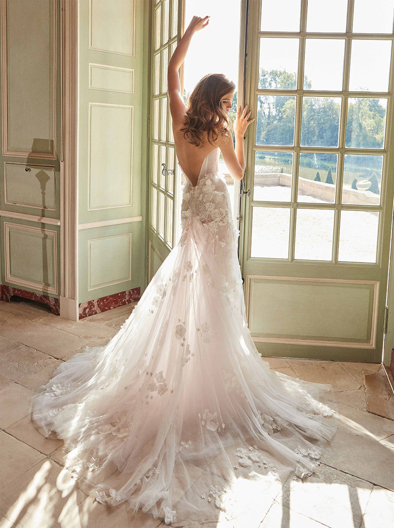 Elegant & Luxurious A-Line Wedding Dresses Sweetheart Appliqued Sleeveless Tulle Court Train Bridal Gowns With Slit