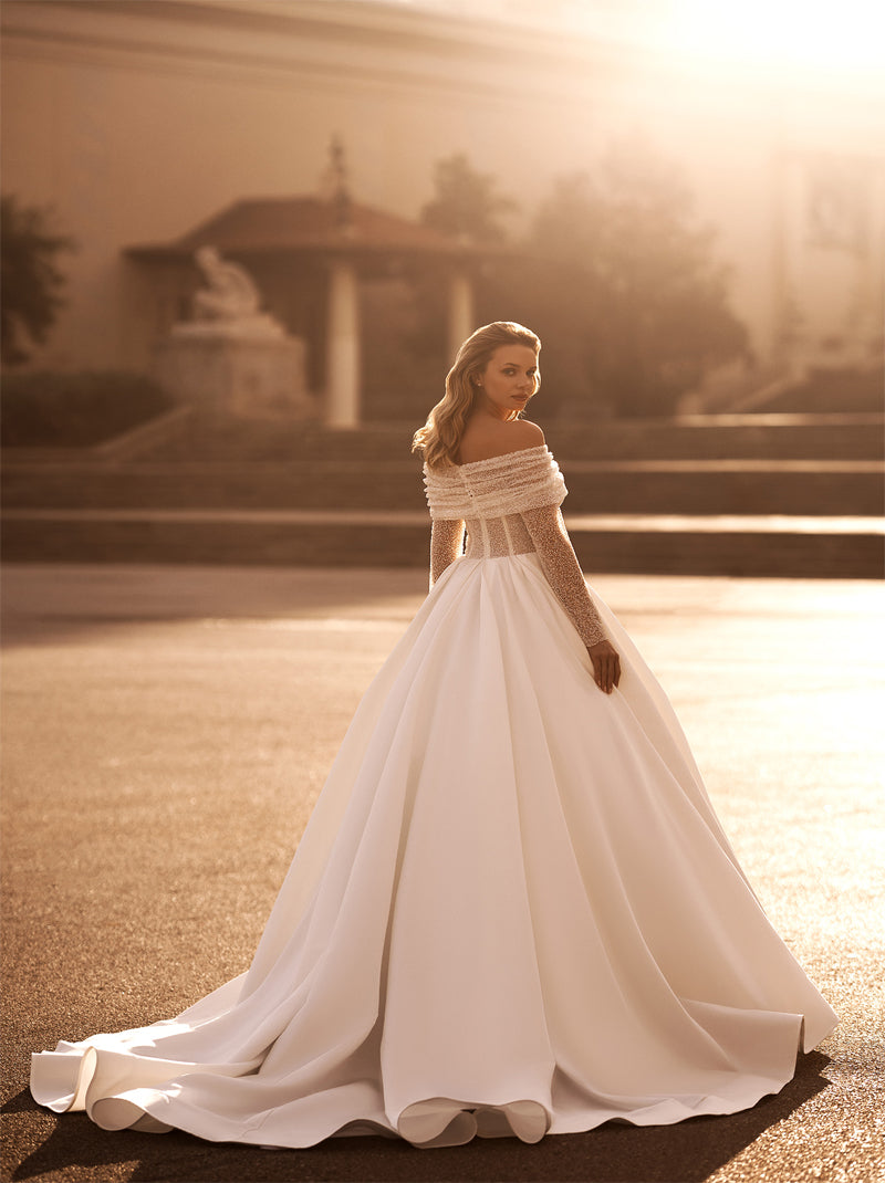 Sparkling A-Line Wedding Dresses Sweetheart Sequins Long Sleeves Satin Court Train Bridal Gowns