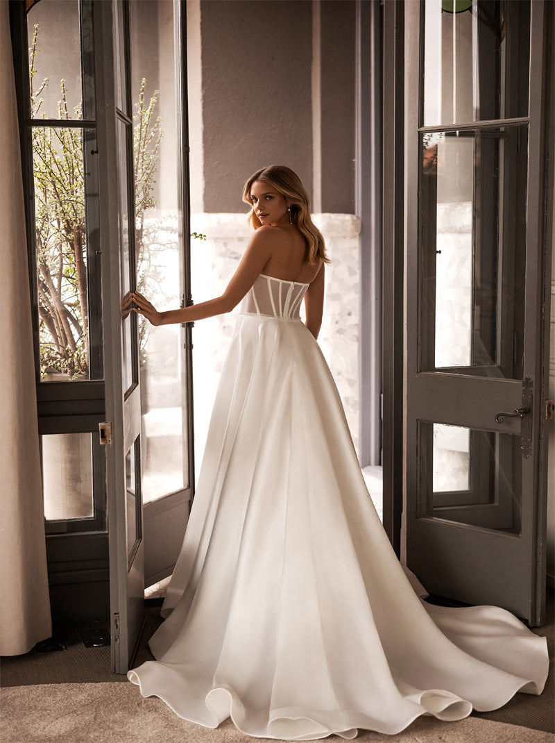 Simple A-Line Wedding Dresses Sweetheart Sleeveless Pleated Satin Sweep Train Bridal Gowns Custom Made