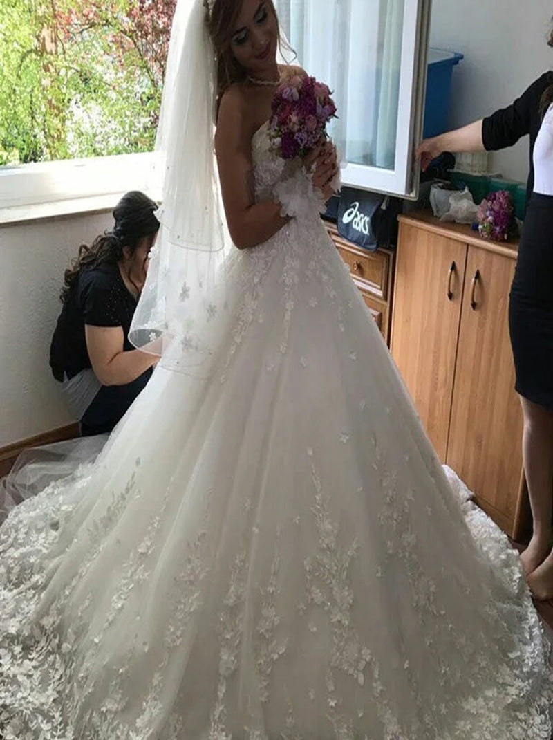 Charming Ball Gown Wedding Dresses Sweetheart Appliqued Sleeveless Lace Up Sweep Train Tulle Bridal Gowns Custom Made