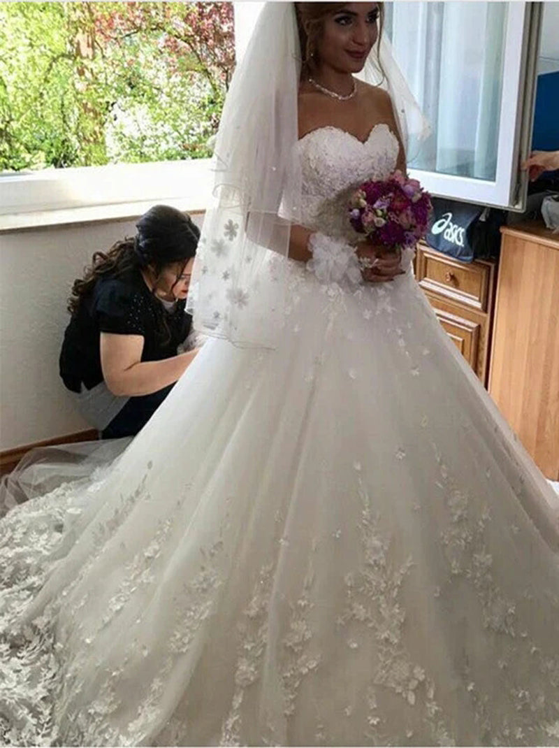 Charming Ball Gown Wedding Dresses Sweetheart Appliqued Sleeveless Lace Up Sweep Train Tulle Bridal Gowns Custom Made