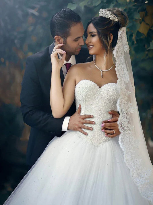 Sparkling Ball Gown Wedding Dresses Sweetheart Sleeveless Beads Sequisn Lace Up Tulle Sweep Train Bridal Gowns Custom Made