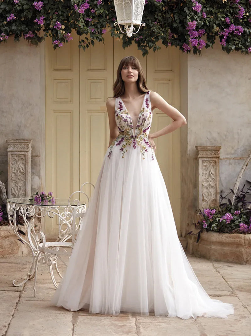 Classic & Elegant A-Line Wedding Dresses V-Neck Pleated Appliqued Sleeveless Tulle Sweep Train Bridal Gowns Custom Made