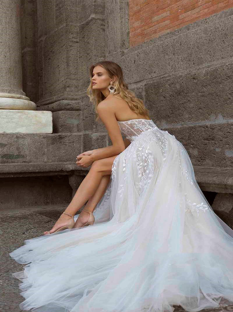 Classic & Elegant A-Line Wedding Dresses Sweetheart Appliqued Sleeveless Tulle Sweep Train Bridal Gowns With Slit