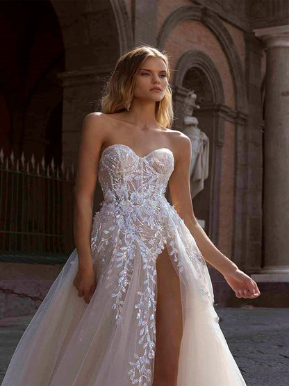 Classic & Elegant A-Line Wedding Dresses Sweetheart Appliqued Sleeveless Tulle Sweep Train Bridal Gowns With Slit