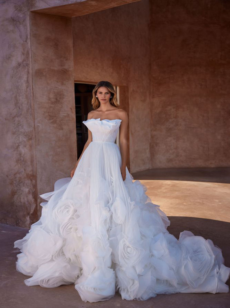 Luxurious A-Line Wedding Dresses Strapless Pleated Handmade Flowers Organza Court Train Bridal Gowns