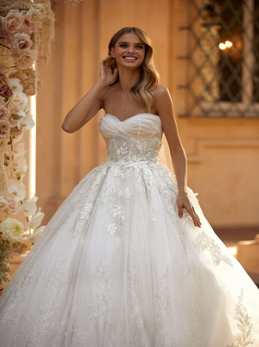 Luxurious & Charming Ball Gown Boho Wedding Dresses Sweetheart Appliqued Beads Sleeveless Tulle Court Train Bridal Gowns