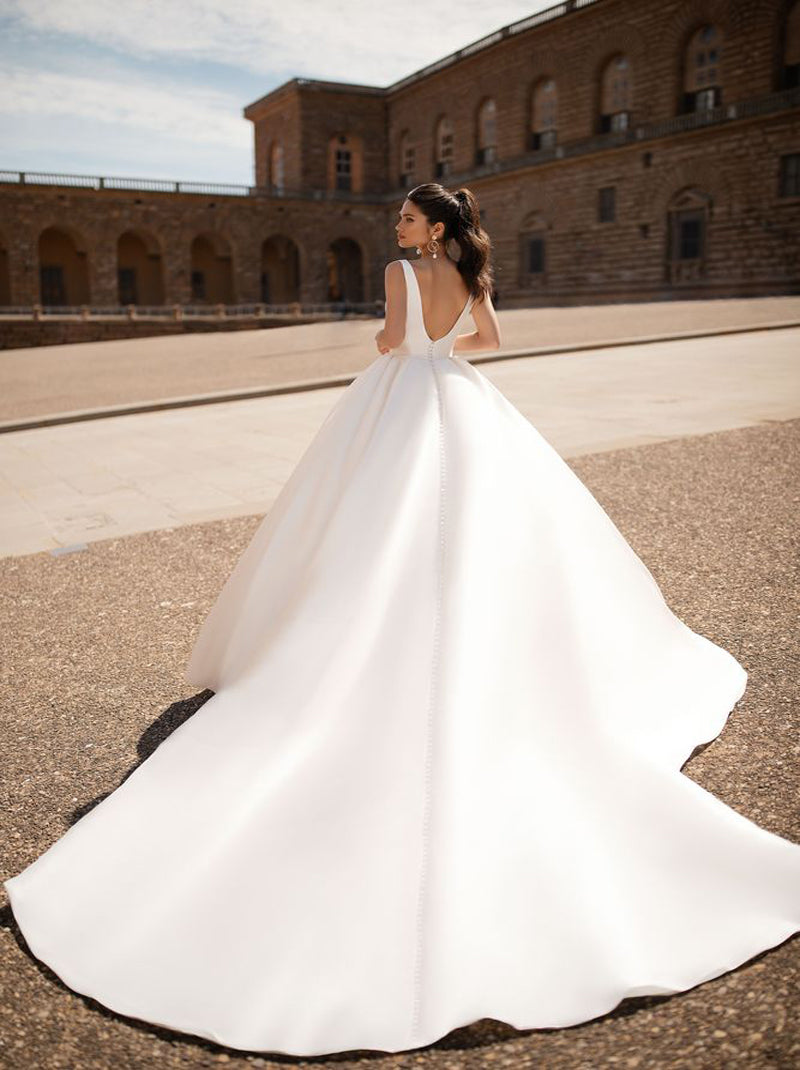 Elegant & Simple Ball Gown Wedding Dresses V-Neck Pleated Long Sleeves Satin Court Train Bridal Gowns