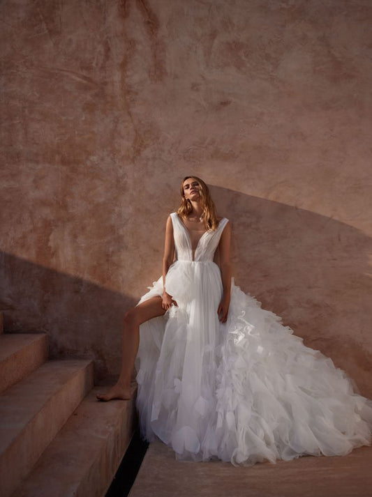 Modern A-Line Wedding Dresses V-Neck Pleated Sleeveless Tulle Bridal Gowns Custom Made With Slit