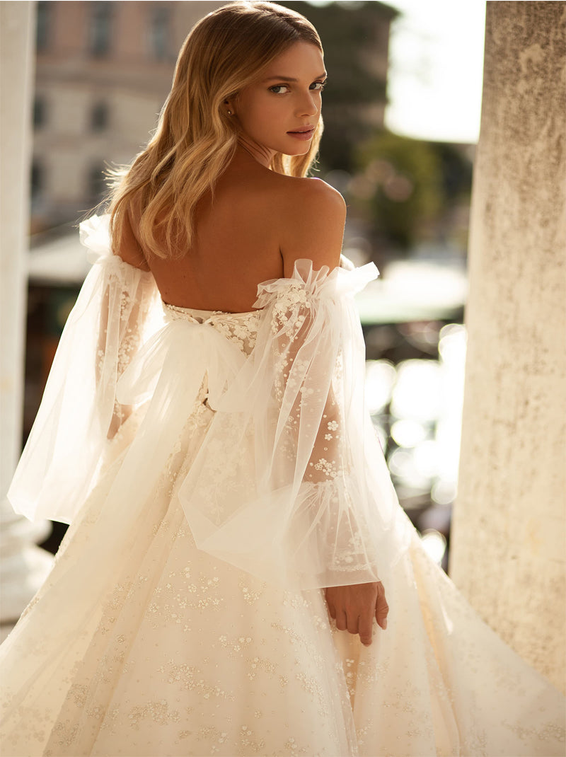 Elegant A-Line Bridal Gowns Sweetheart Appliqued Detachable Long Sleeves Tulle Sweep Train Bridal Gowns With Slit