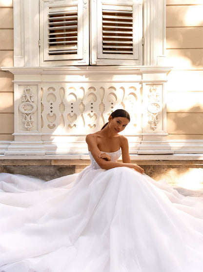 Modern Ball Gown Wedding Dresses Strapless Appliqued Sequins Tulle Sweep Train Bridal Gowns Custom