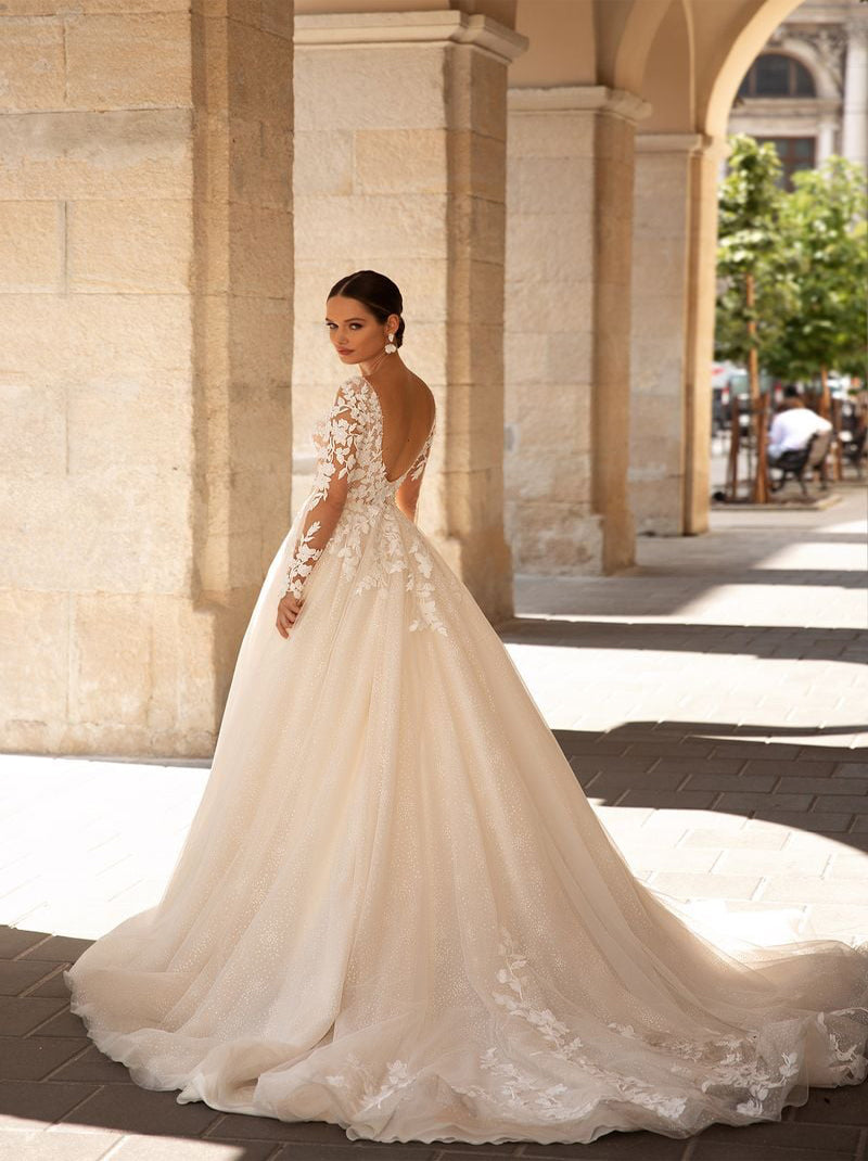 Charming Ball Gown Wedding Dresses V-Neck Appliqued Long Sleeves Tulle Sweep Train Satin Bridal Gowns Custom