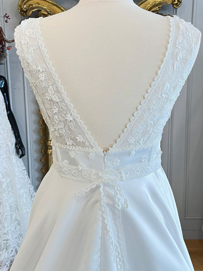 Elegant A-Line Wedding Dresses V-Neck Appliqued Sleeveless Satin Sweep Train Bridal Gowns