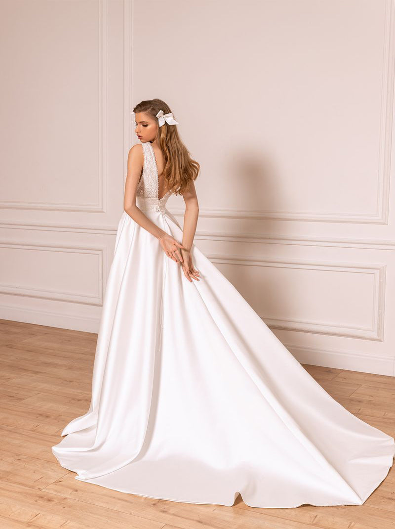 Elegant A-Line Wedding Dresses V-Neck Appliqued Sleeveless Satin Sweep Train Bridal Gowns