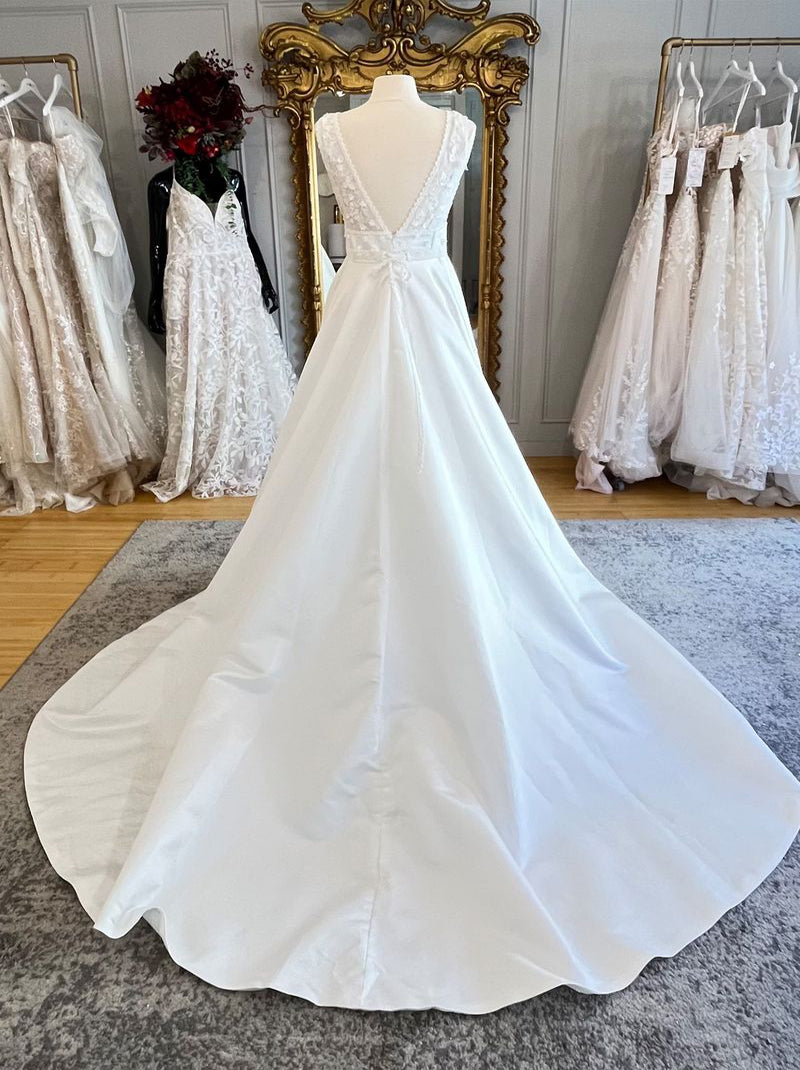 Elegant A-Line Wedding Dresses V-Neck Appliqued Sleeveless Satin Sweep Train Bridal Gowns