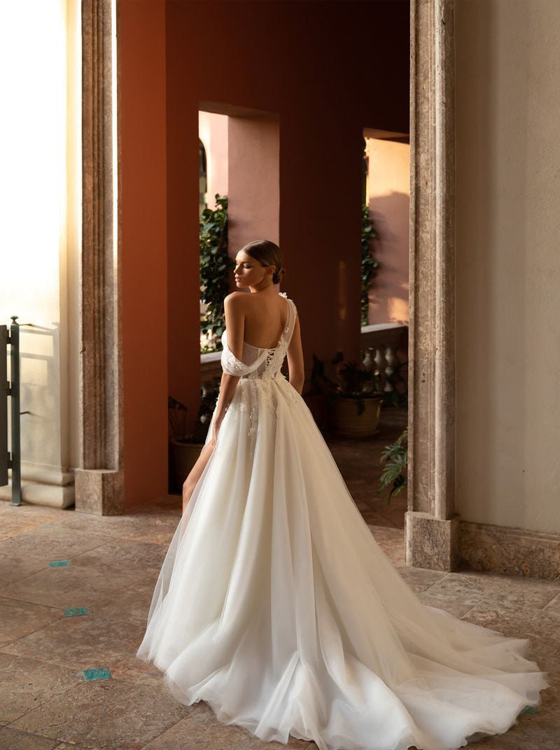 Charming A-Line Wedding Dresses One Shoulder Appliqued Beads Tulle Sweep Train Bridal Gowns With Slit