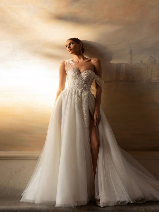 Charming A-Line Wedding Dresses One Shoulder Appliqued Beads Tulle Sweep Train Bridal Gowns With Slit