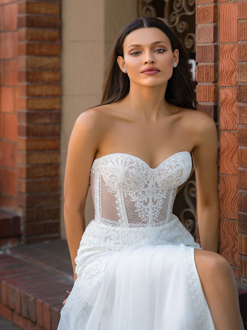 Elegant A-Line Bridal Gowns Strapless Appliqued Side Slit Tulle Sweep Train Bridal Gowns With A Jacket