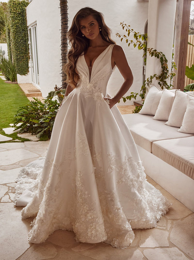 Elegant Boho A-Line Wedding Dresses V-Neck Appliqued Pleated Sleeveless Satin Court Train Bridal Gowns Custom