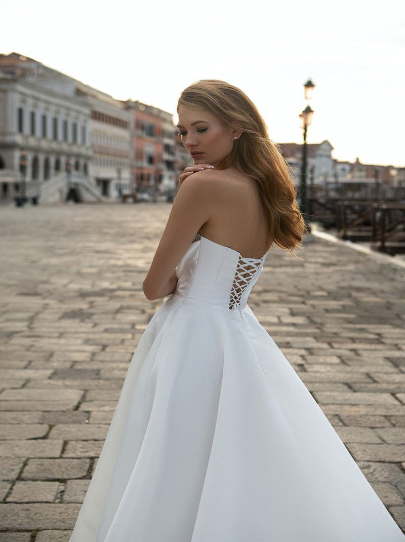 Elegant A-Line Wedding Dresses Sweetheart Beads Crystals Satin Sweep Train Bridal Gowns With Slit