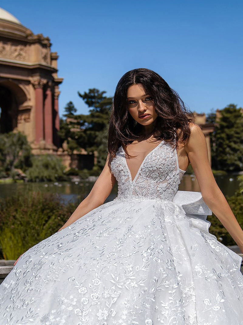 Romantic & Elegant Ball Gown Wedding Dresses V-Neck Appliqued Bowknot Sleeveless Satin Sweep Train Bridal Gowns