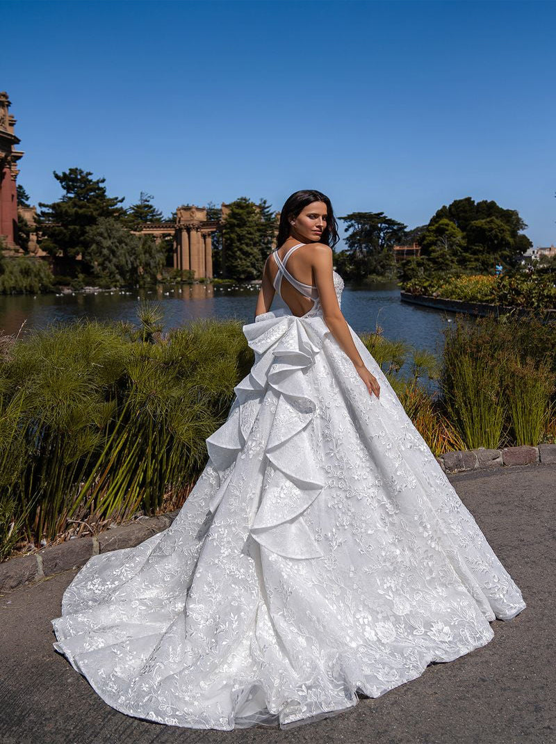 Romantic & Elegant Ball Gown Wedding Dresses V-Neck Appliqued Bowknot Sleeveless Satin Sweep Train Bridal Gowns