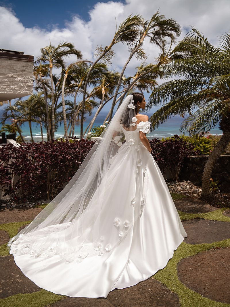 Modern Ball Gown Wedding Dresses Sweetheart Pleated Flowers Cap Sleeves Satin Court Train Satin Bridal Gowns Custom