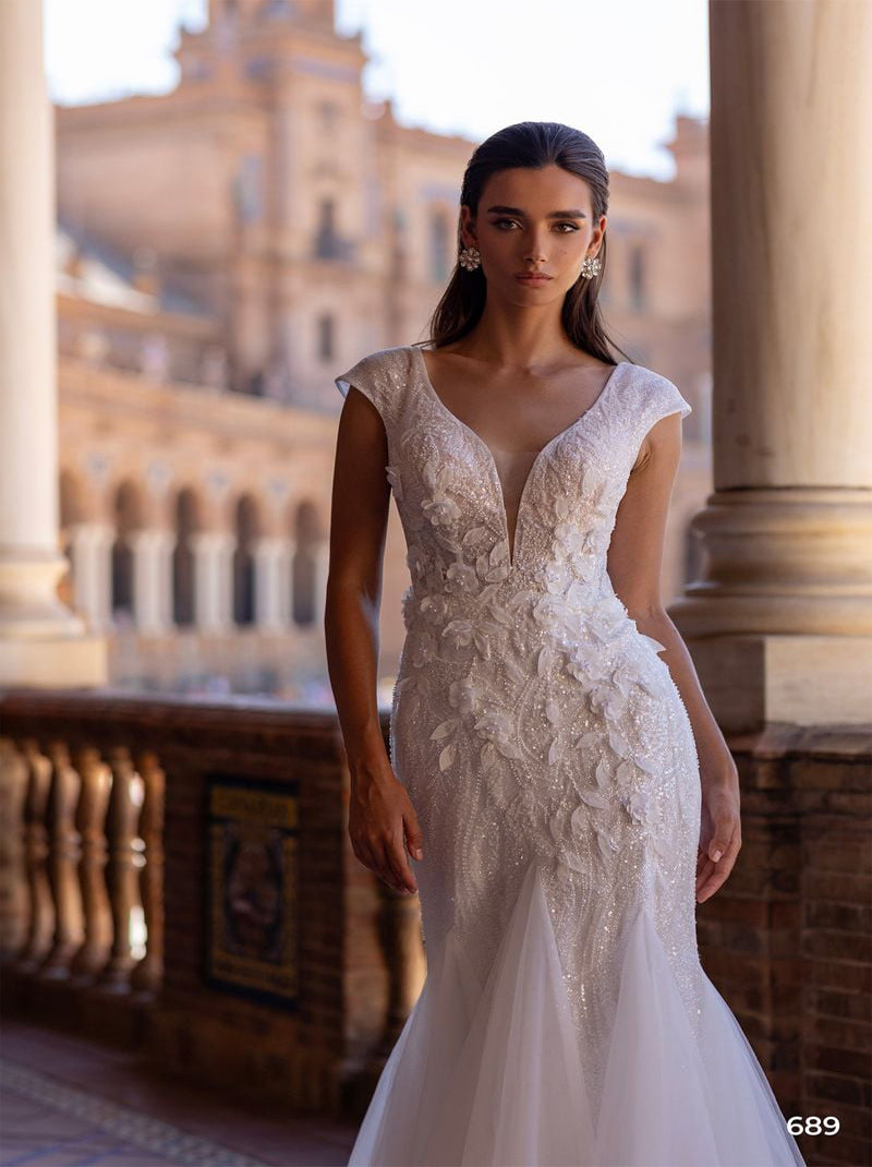 Gorgeous Mermaid Wedding Dresses V-Neck Beads Appliqued Cap Sleeves Tulle Sweep Train Bridal Gowns Custom Made
