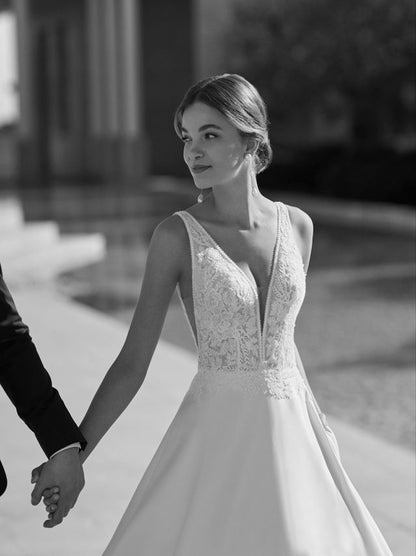 Ivory A-Line Wedding Dresses V-Neck Beads Appliques Covered Buttons Satin Court Train Bridal Gowns Custom Made