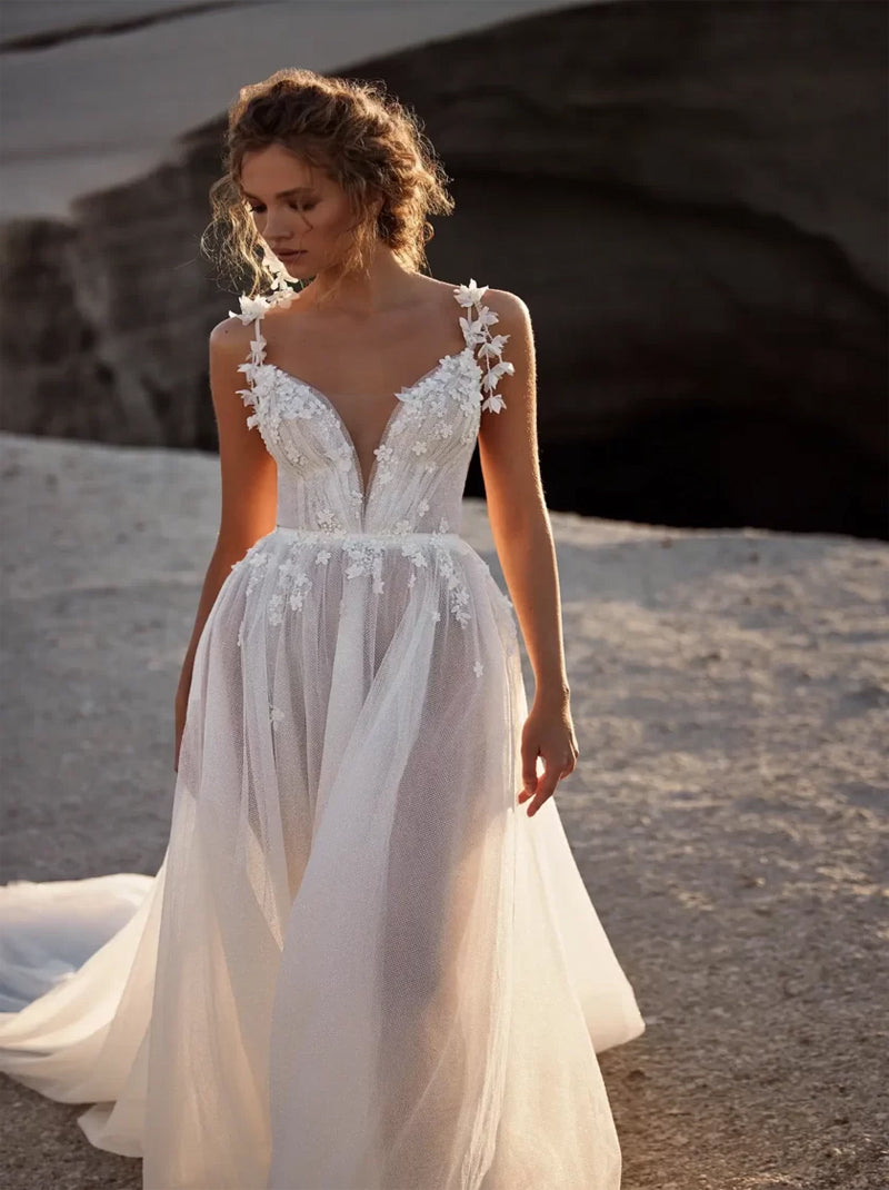 Elegant & Classic A-Line Beach Wedding Dresses Spaghetti Sequins Appliqued Backless Court Train Tulle Bridal Gowns Custom Made