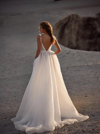 Elegant & Classic A-Line Beach Wedding Dresses Spaghetti Sequins Appliqued Backless Court Train Tulle Bridal Gowns Custom Made