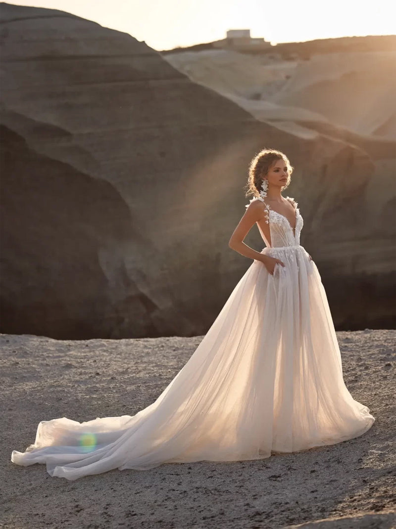 Elegant & Classic A-Line Beach Wedding Dresses Spaghetti Sequins Appliqued Backless Court Train Tulle Bridal Gowns Custom Made