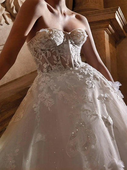 Luxurious Ball Gown Wedding Dresses Sweetheart Appliqued Sequins Court Train Tulle Bridal Gowns Custom