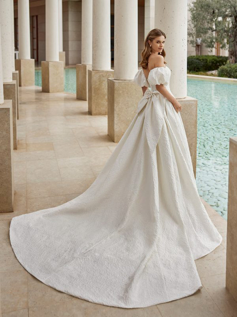 Ivory A-Line Wedding Dresses Strapless Bowknot Detachable Puffy Sleeves Covered Buttons Court Train Bridal Gowns